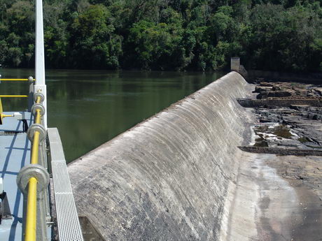 Parte da barragem, pode ver que o desenho desta parte  feito para se precisar transbordar o faz-lo sem problemas...
